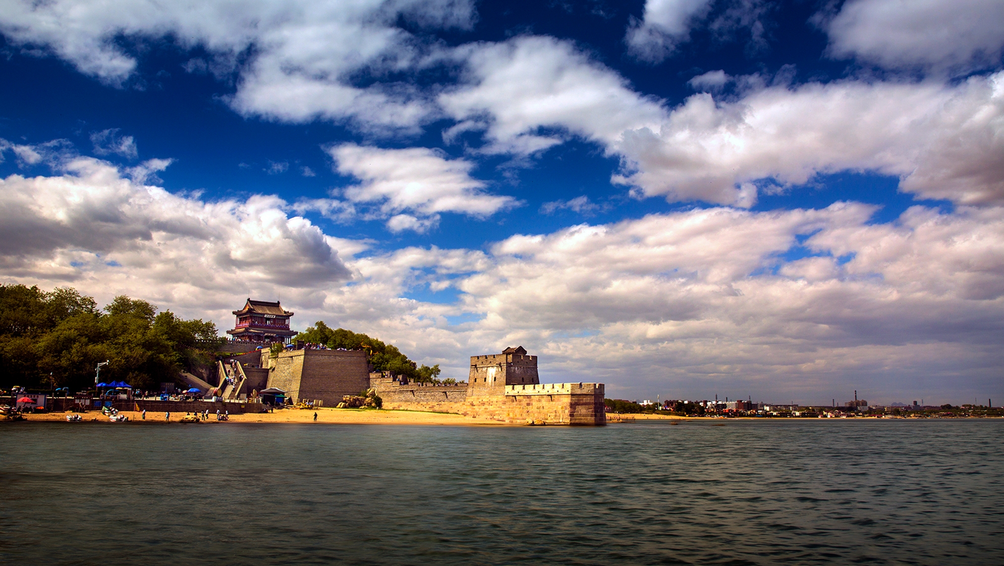 夕阳映照下的古城旅人凝望远方