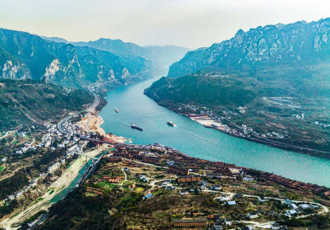 湖北舞台，简约布景下的广阔深邃之地